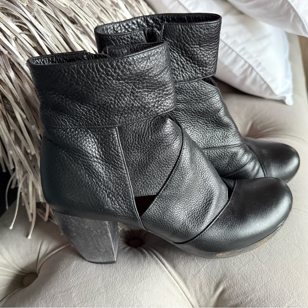 CHIE MIHARA BLACK ANKL BOOTIE CUTOUT SZ 40
